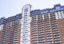 Le gouvernement et les syndicats des CHSLD et résidences privées débutent leurs discussions